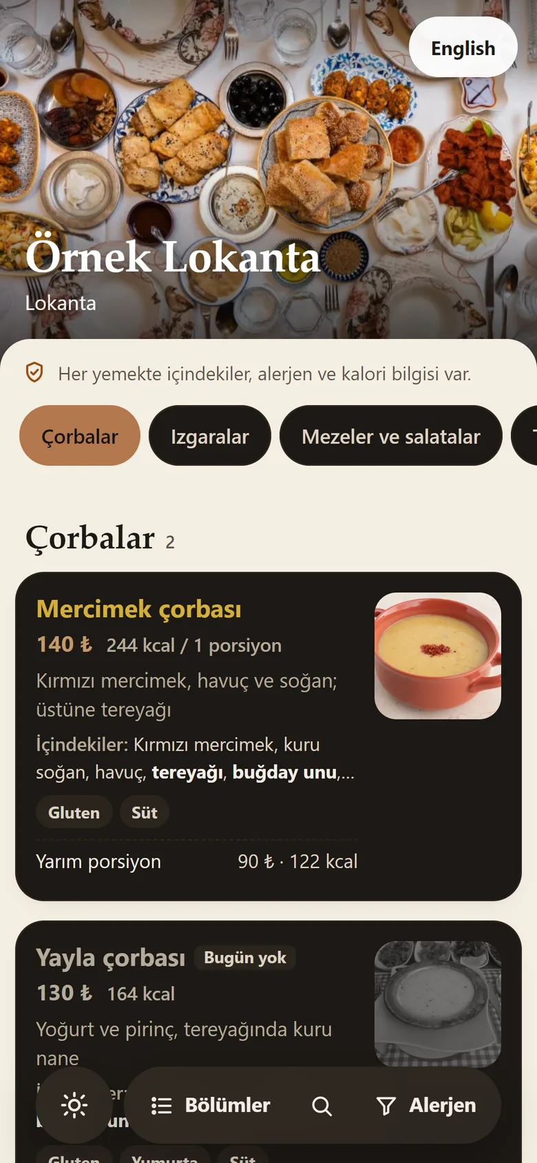 Aynı QR menü gece modunda: krem zemin üstünde koyu yemek kartları, altın renkli yemek adları; mercimek çorbası ve bugün olmayan yayla çorbası.
